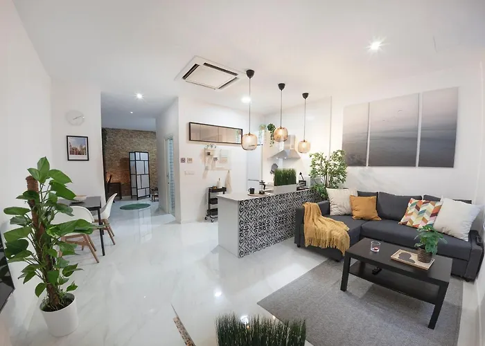 Artistic Digital Retreat-great Location Near Metro